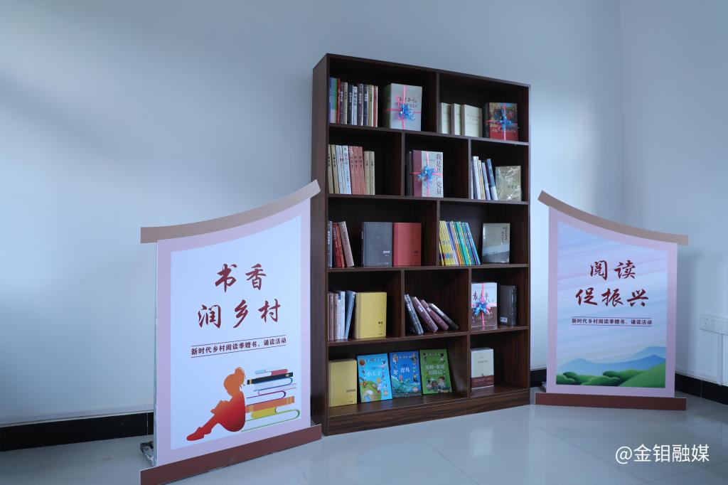 20231027-企業(yè)“送書 送講”進鄉(xiāng)村 (5).JPG