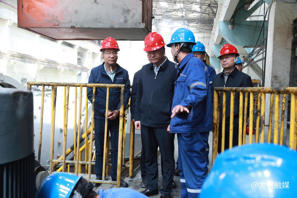 20240502-嚴(yán)平看望慰問(wèn)堅(jiān)守一線的礦山分公司干部職工 (2).JPG