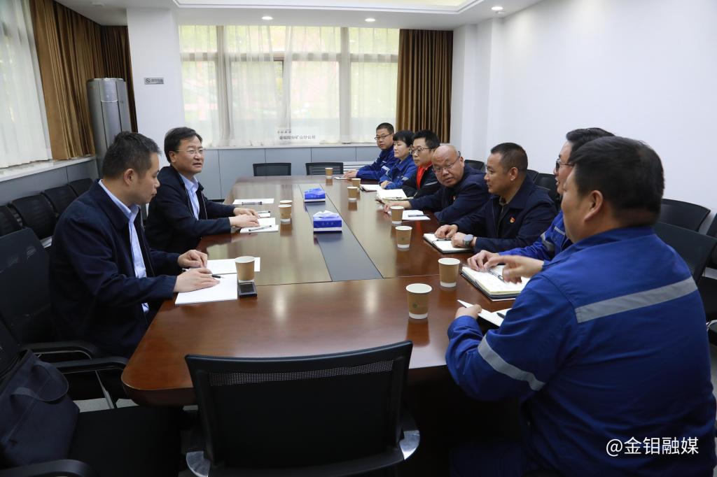 20240502-嚴(yán)平看望慰問(wèn)堅(jiān)守一線的礦山分公司干部職工 (4).JPG