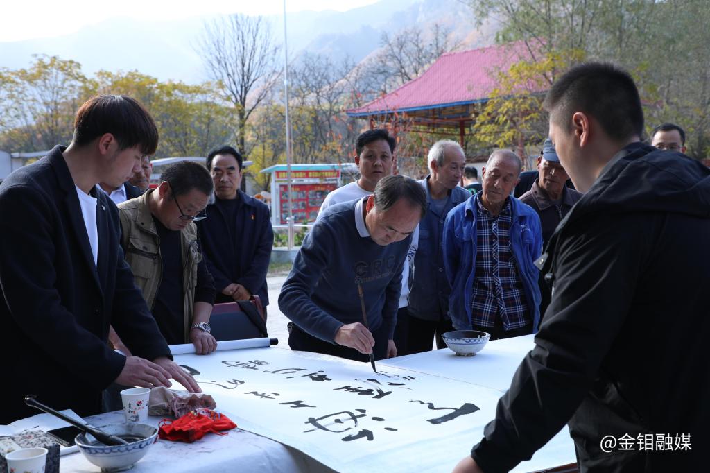 20231027-企業(yè)“送書 送講”進鄉(xiāng)村 (1).JPG